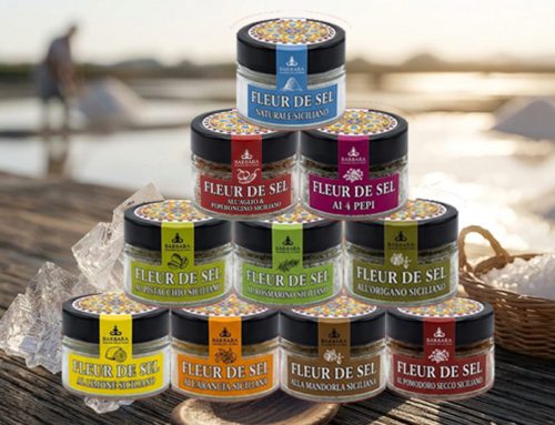 FLEUR DE SEL – Fior di Sale Marino Siciliano dalle storiche saline di Trapani. Nove varietà. Caratteri puri. Naturale · Aglio e Peperoncino · 4 Pepi · Pistacchio · Rosmarino · Origano · Limone · Arancia · Mandorla · Pomodoro Secco